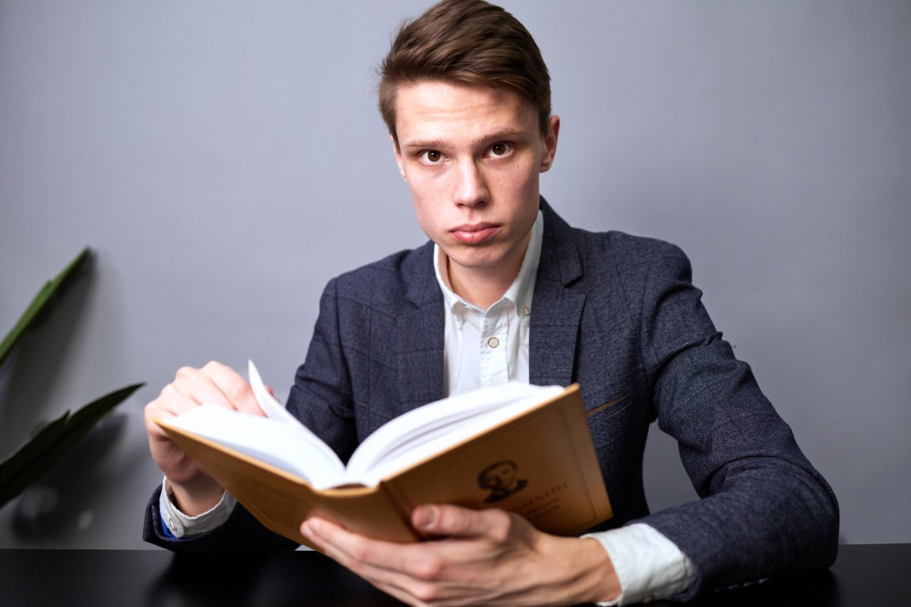 Антон Кирилловский с открытой книгой